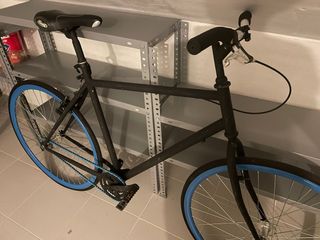 Bicicleta Fixie negra y llantas azules