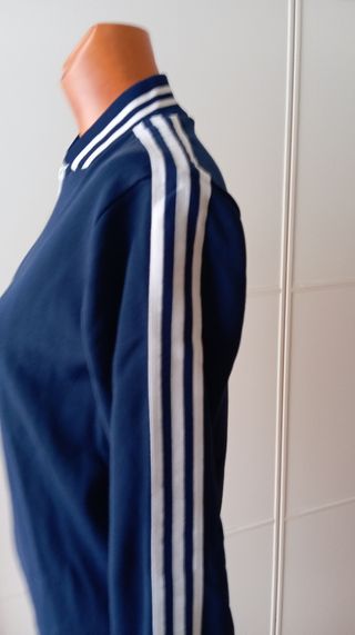 Chaqueta deportiva azul y blanca vintage.