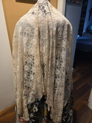 Mantilla encaje beige