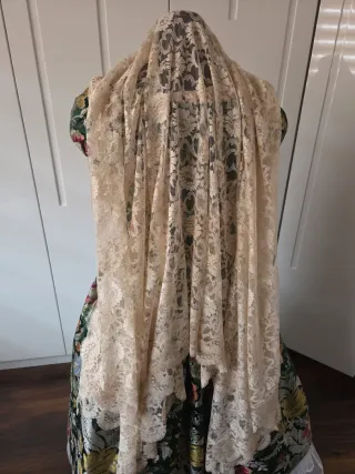 Mantilla encaje beige