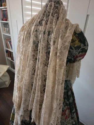 Mantilla encaje beige