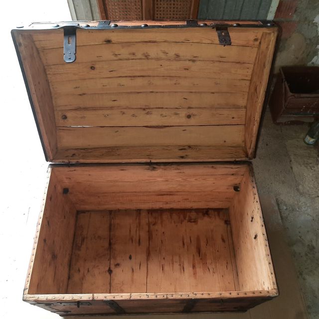 Baúl antiguo de madera y metal
