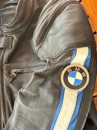 Chaqueta BMW piel negra con protecciones.
