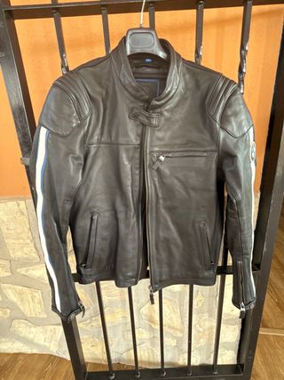 Chaqueta BMW piel negra con protecciones.