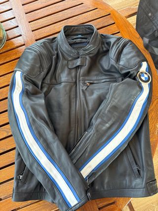 Chaqueta BMW piel negra con protecciones.