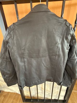 Chaqueta BMW piel negra con protecciones.