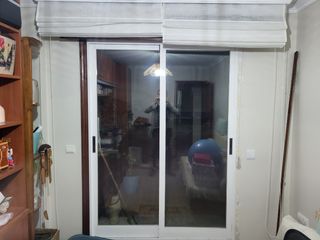 Puerta corredera cristal + persianas