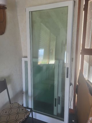 Puerta corredera cristal + persianas