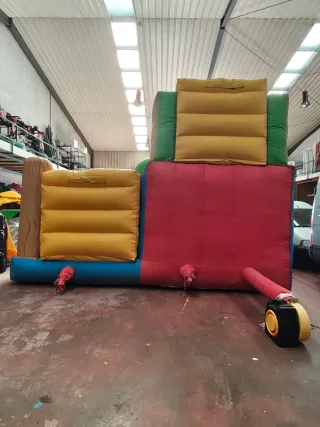 Hinchable de salto con tobogán