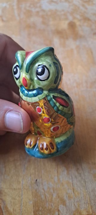 Figura búho pintada a mano, bañada en oro