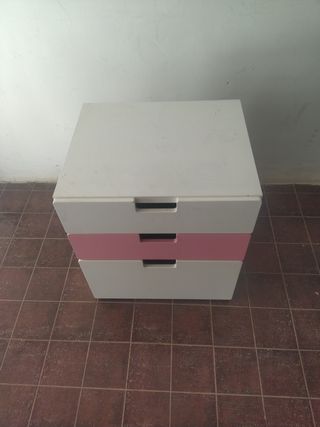 Mesita 3 cajones blanca y rosa