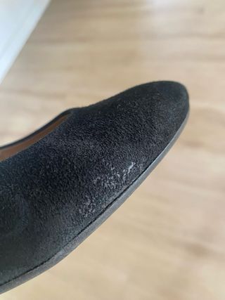 Salones negros tacón azul marino