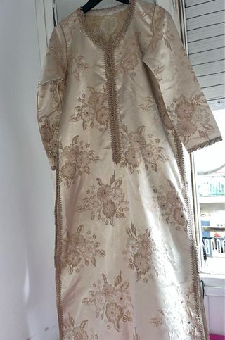 Caftán marroquí beige y dorado