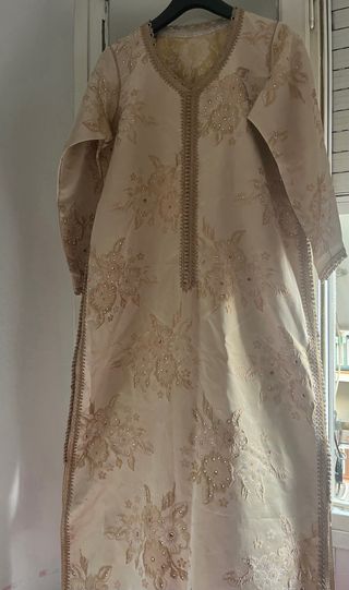 Caftán marroquí beige y dorado