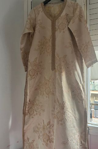 Caftán marroquí beige y dorado