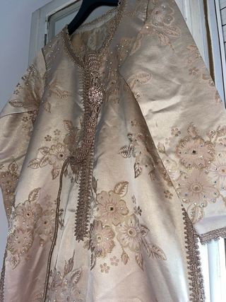 Caftán marroquí beige y dorado