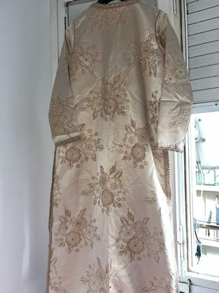 Caftán marroquí beige y dorado