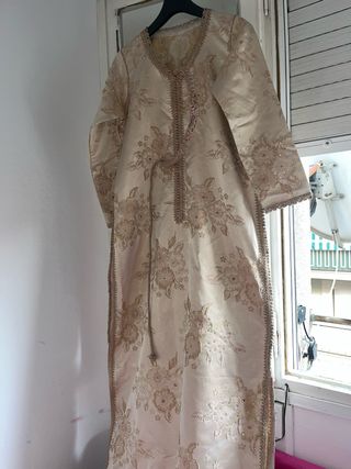 Caftán marroquí beige y dorado