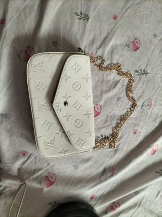 Bolso blanco elegante con cadena dorada