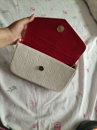 Bolso blanco elegante con cadena dorada