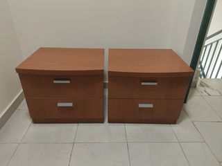 2 Mesitas de noche de madera