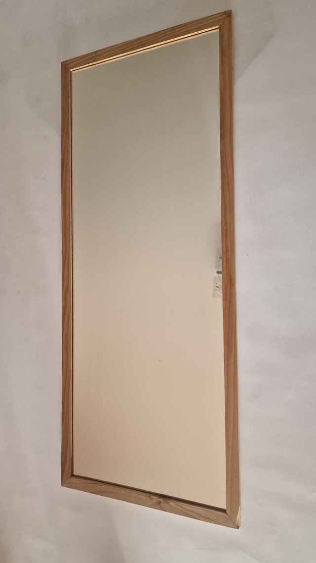 Specchio IKEA RAM marrone in legno.