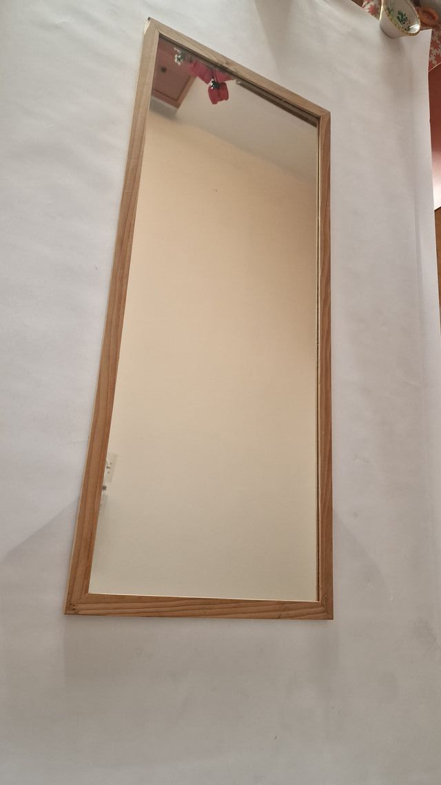 Specchio IKEA RAM marrone in legno.