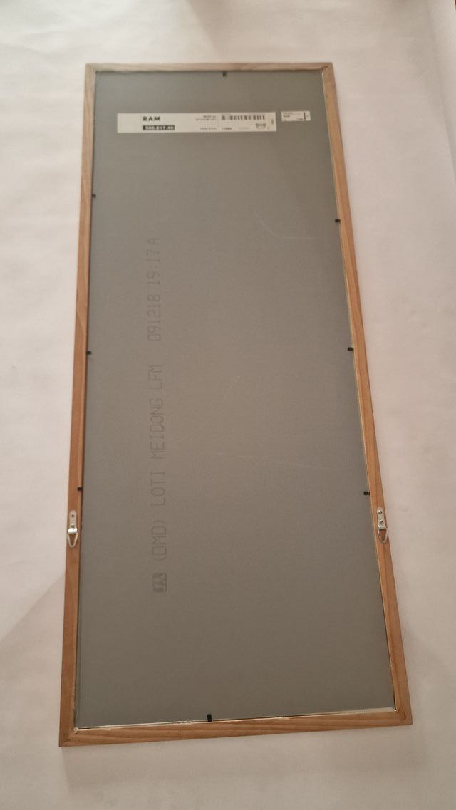 Specchio IKEA RAM marrone in legno.