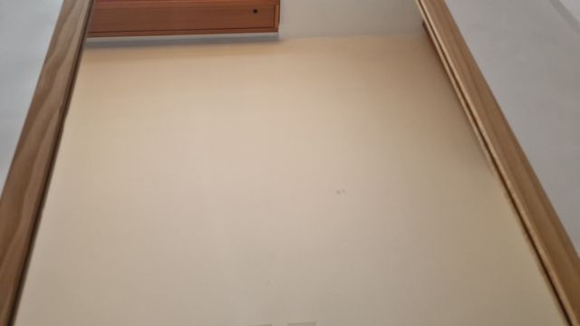 Specchio IKEA RAM marrone in legno.