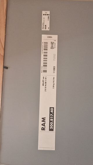 Specchio IKEA RAM marrone in legno.