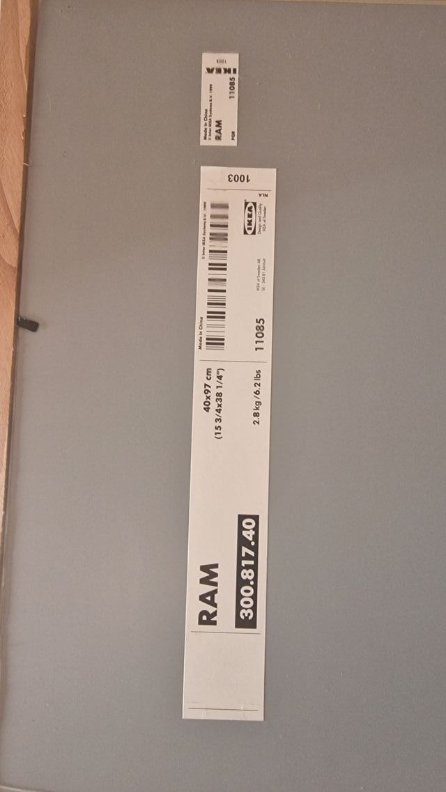 Specchio IKEA RAM marrone in legno.