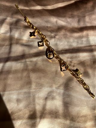 Pulsera dorada con charms