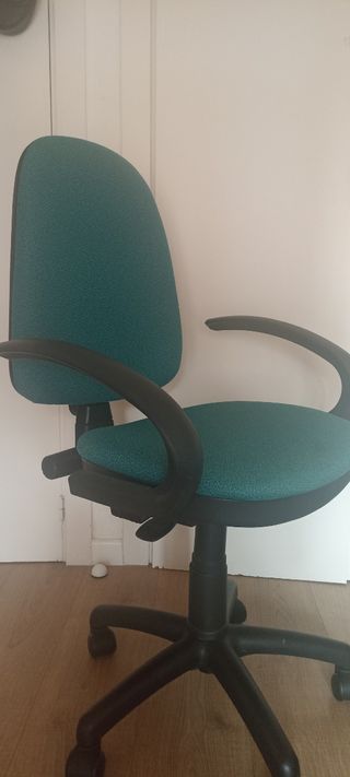 Silla escritorio giratoria, color verde.