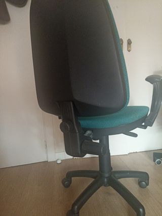 Silla escritorio giratoria, color verde.