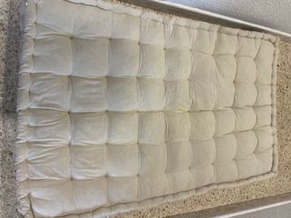 Cojín beige de algodón