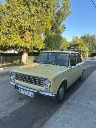 Alquiler coche clasico Seat 124