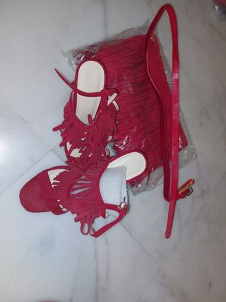 Sandalias, bolso y cinturón rojos con flecos