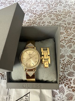 Reloj Guess dorado nuevo