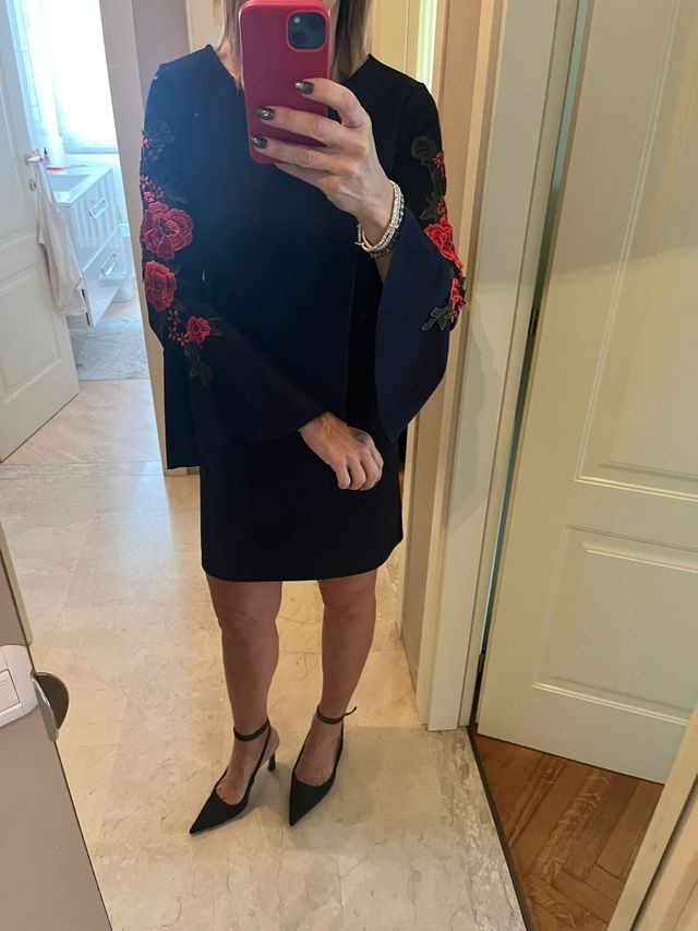 Vestito corto nero con ricami rossi