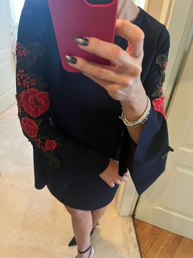 Vestito corto nero con ricami rossi