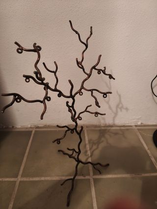 Soporte pendientes artesanal marrón