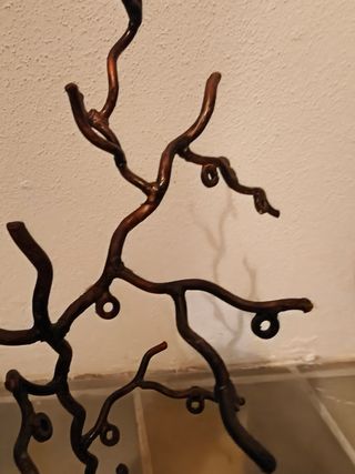 Soporte pendientes artesanal marrón