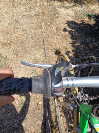 Bicicletta da corsa con cambio al manubrio