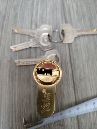 Bombín puerta Yale dorado