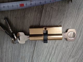 Bombín puerta Yale dorado