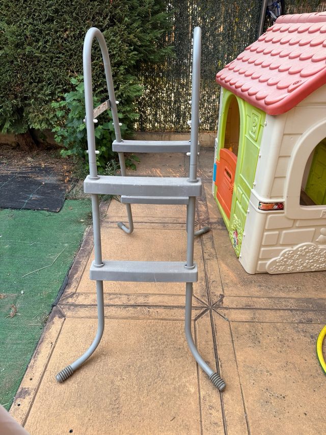 Escalera piscina gris