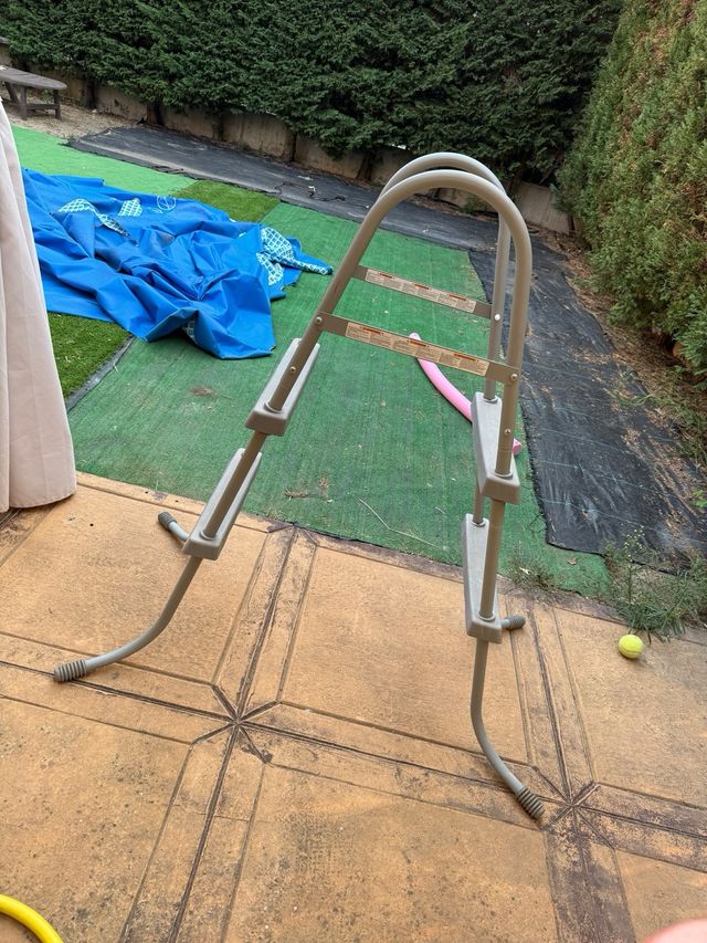 Escalera piscina gris