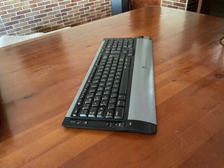 Teclado Logitech + ratón sin apenas uso