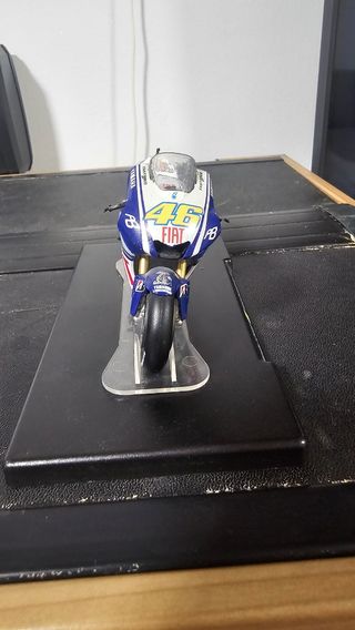 MotoGP Yamaha YZR-M1 2010 MotoGP 1/18 valentino