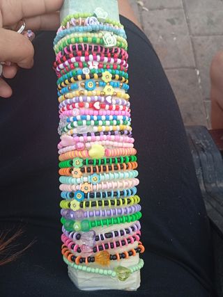 Pulseras artesanales multicolor